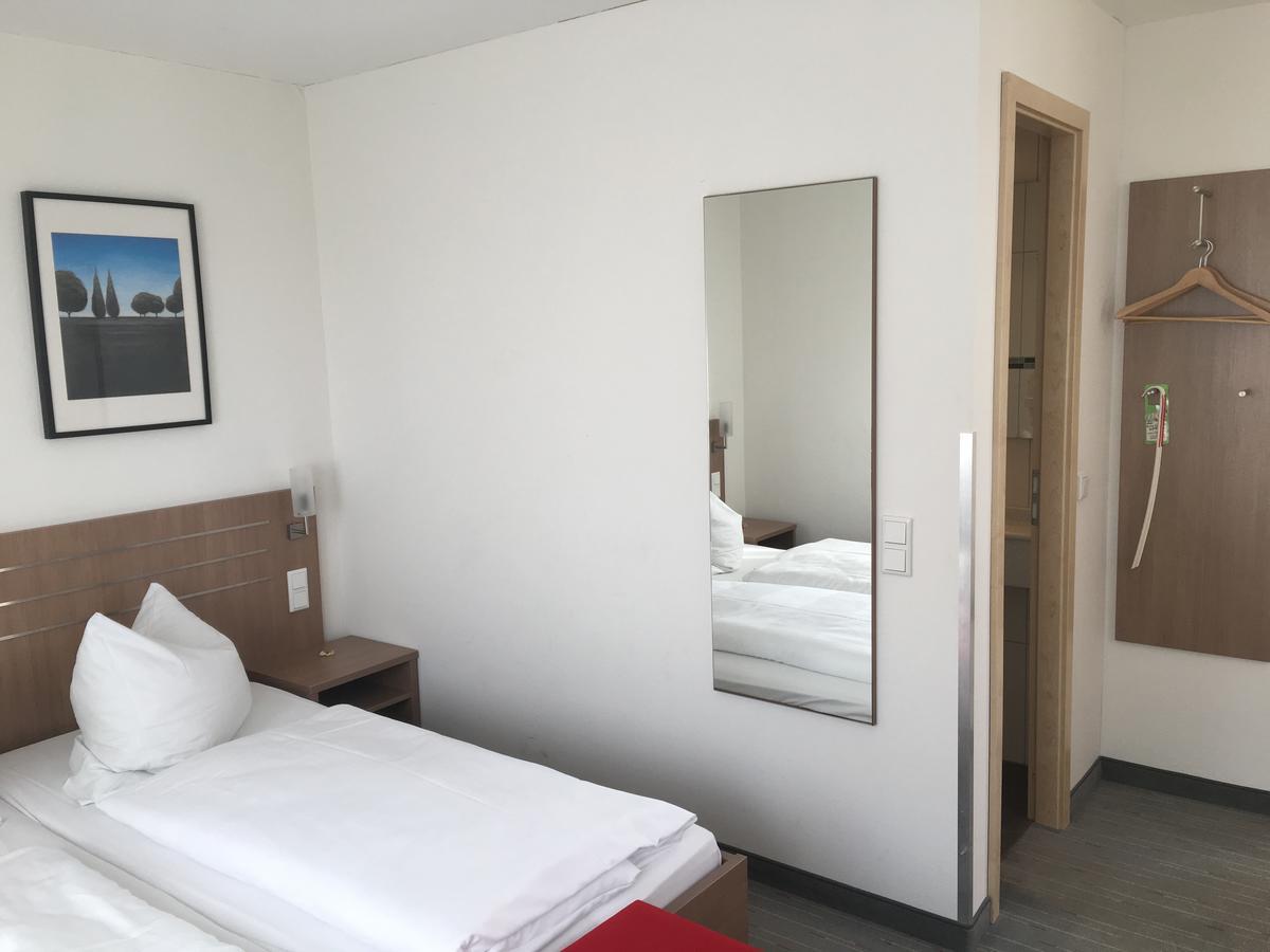 Landhotel Gasthof am Berg Dornstadt Exterior foto